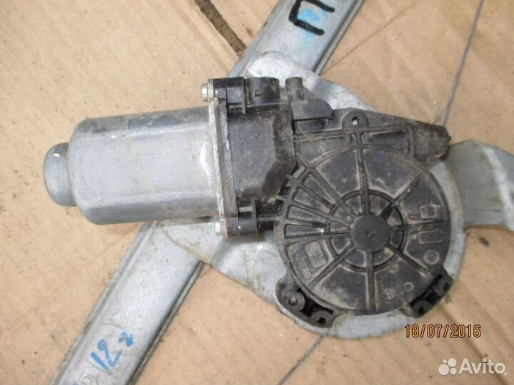 Моторчик стеклоподъемника правый Рено Логан