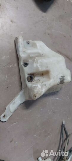 Бачок омывателя на Nissan Serena c23