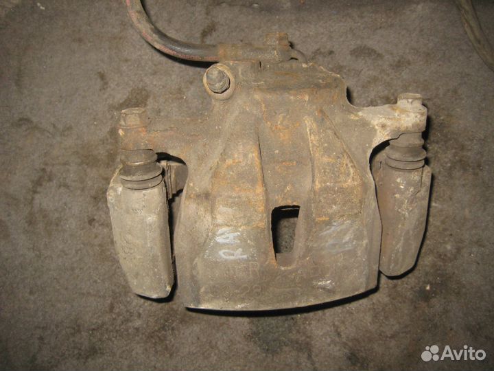 Суппорт передний правый Toyota Rav 4