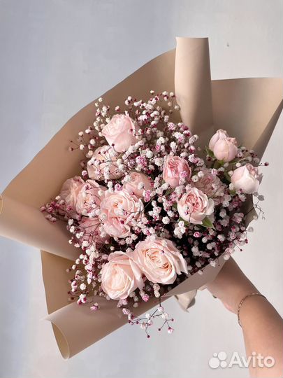 Букет из кустовых пионовидных роз и гипсофилы