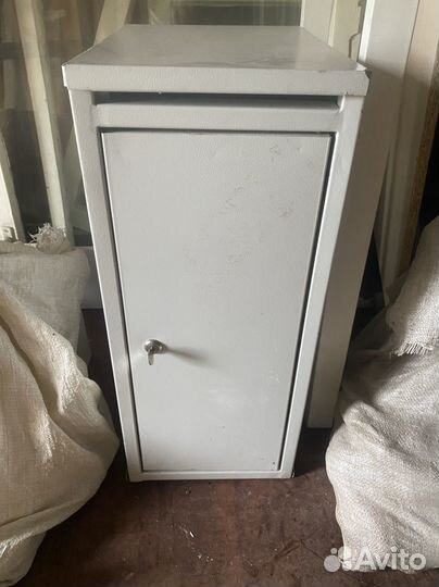 Металлический ящик с ключом сейф