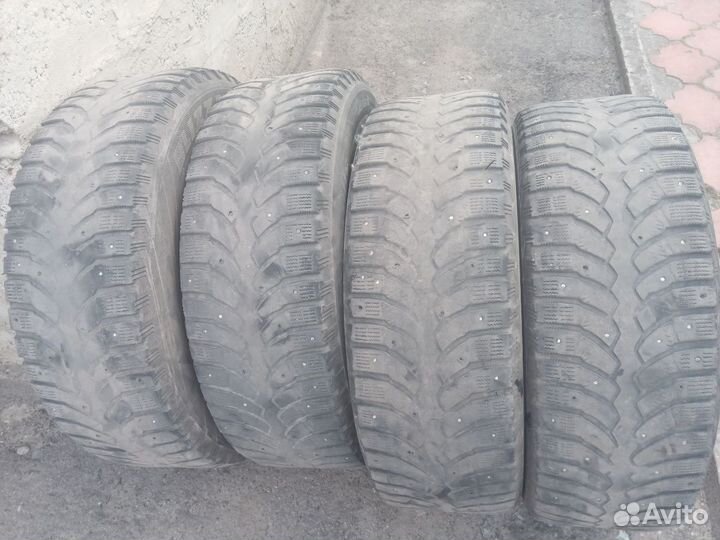Bridgestone Blizzak Spike-01 215/65 R16 98T