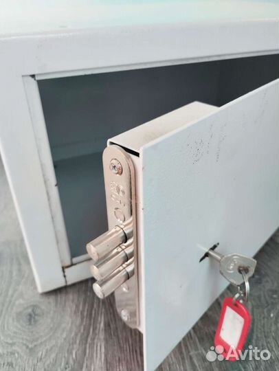 Сейф металлический