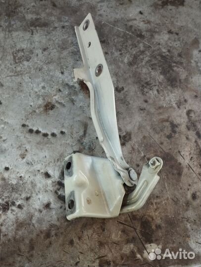 Правая петля капота Сузуки Гранд Витара 2005