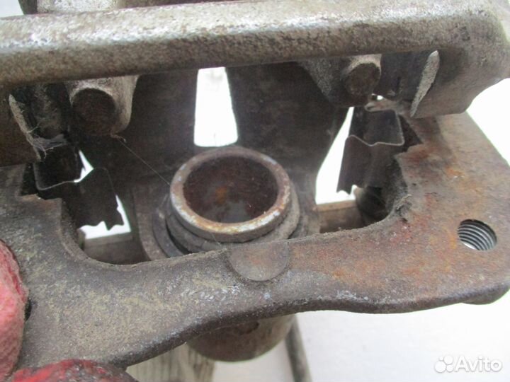 Авенсис 2003-2008 суппорт задний правый