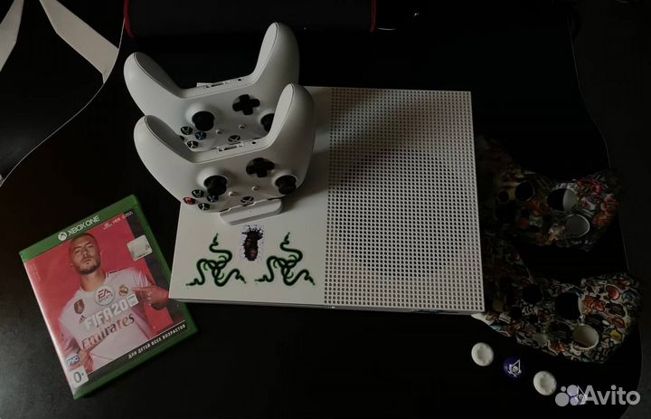Xbox ONE S 2 геймпада с играми 1tb