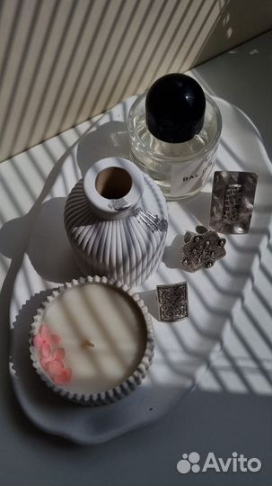 Ваза для цветов, свеча и поднос