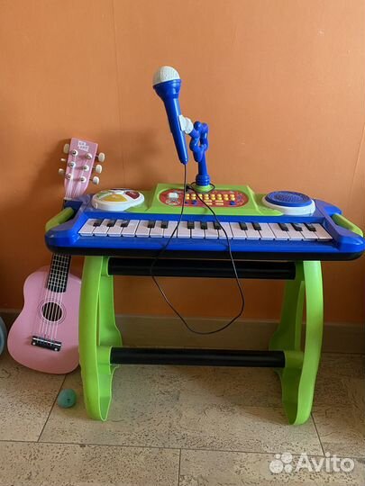 Музыкальный синтезатор и интерактивные игрушки