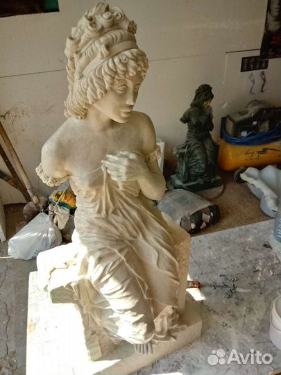 Девушка с кувшином