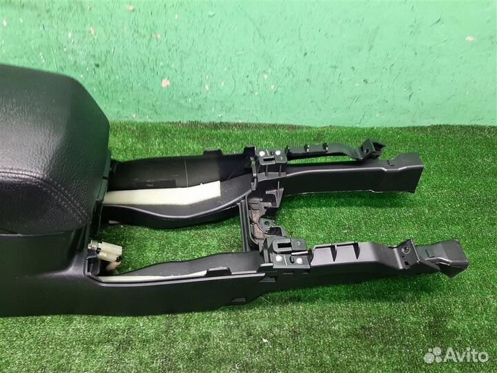 Консоль центральная с подлокотником Subaru Legacy