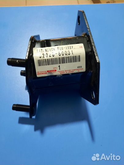 Кронштейн усилителя бампера передний левый Toyota