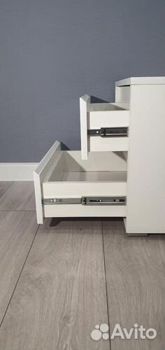 Тумба белая прикроватная с ящиками