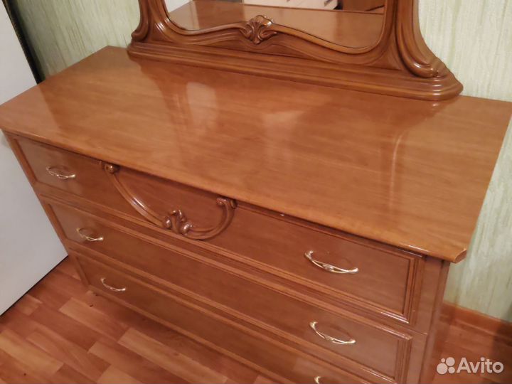 Комод с зеркалом