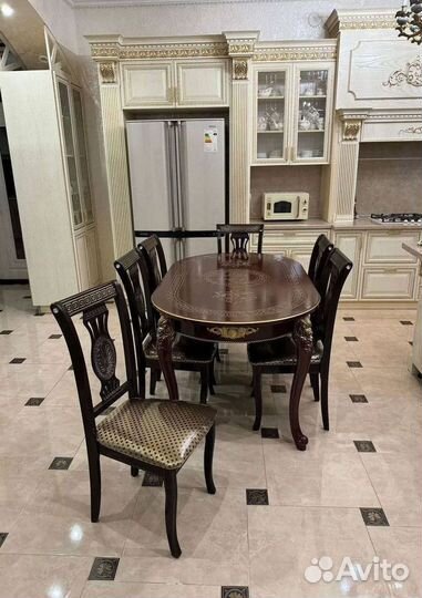 Обеденный стол и стулья