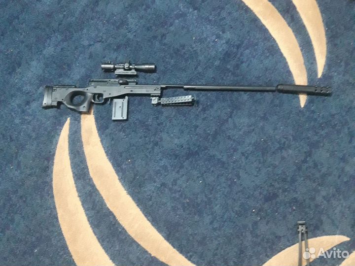 Игрушечный пистолет (на пластиковых пульках)