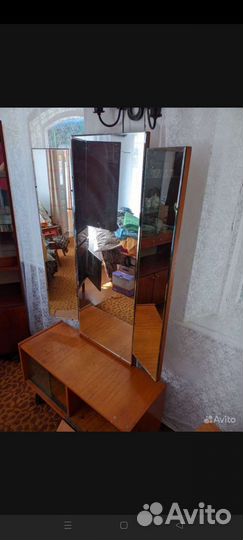 Трюмо с зеркалом