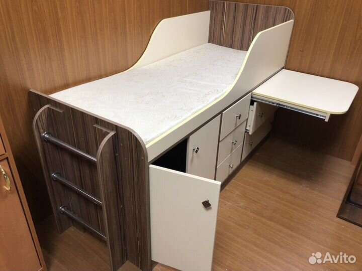 Двухъярусная кровать со столом