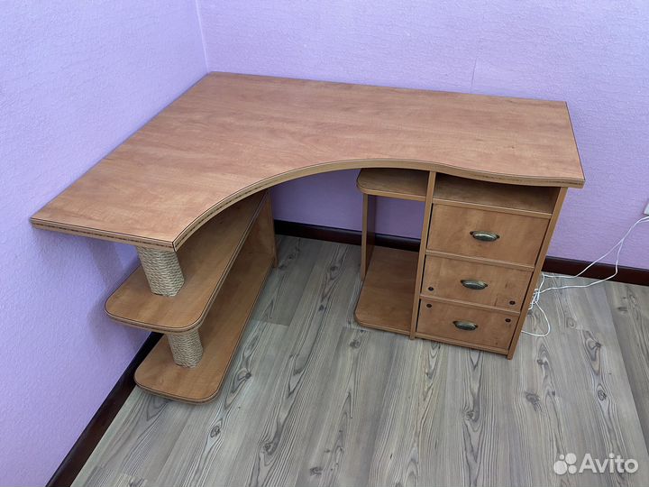 Компьютерный стол угловой с полками