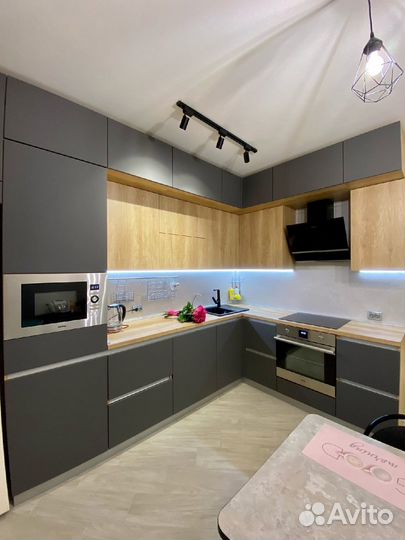 Угловая кухня под потолок на заказ в Челябинске