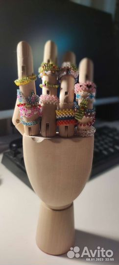 Рука с кольцами из бисера
