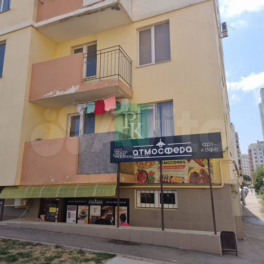 Помещение 54 м² на первой линии в крупном жилом ма