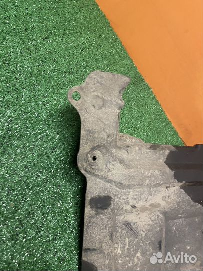 Пыльник двигателя левый Nissan Almera classic