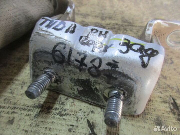 Петля двери задней правой верхняя Nissan Tiida (C1