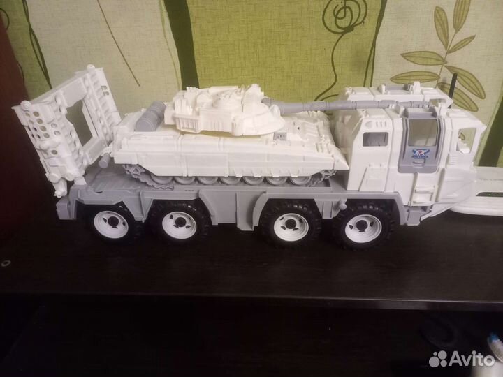 Машина военная с танком