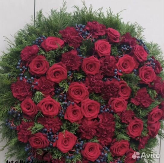 Венки ритуальные и букеты из живых цветов