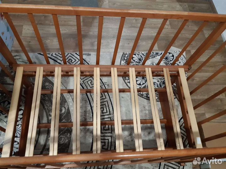 Детская кроватка с маятником