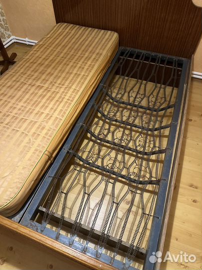 Кровать с металлическими пружинами