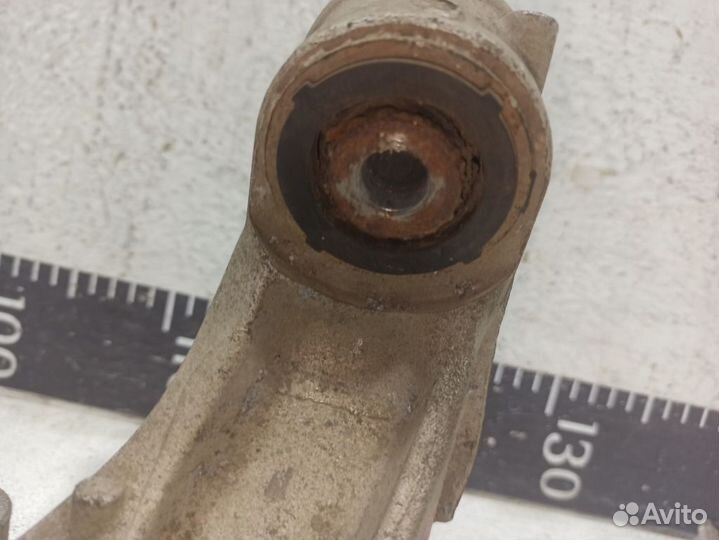 Кулак задний правый 52210swaa00