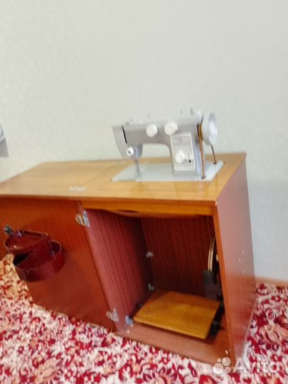 Швейная машина Чайка 142