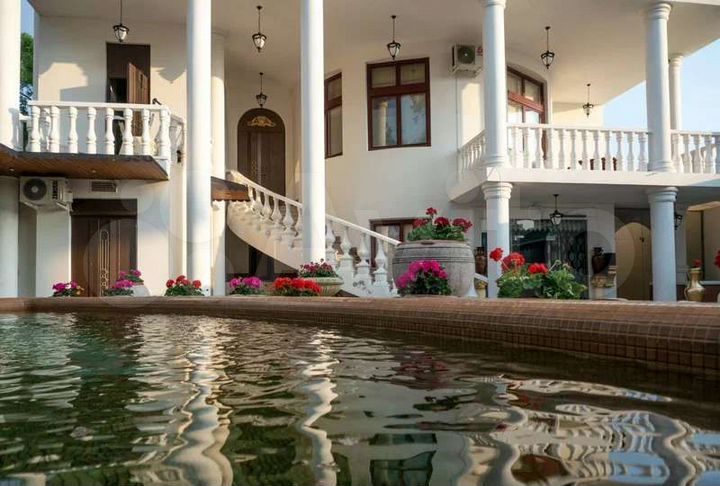 Дом 1000 м² на участке 10 сот.