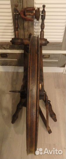 Красивая антикварная самопрялка. Прялка