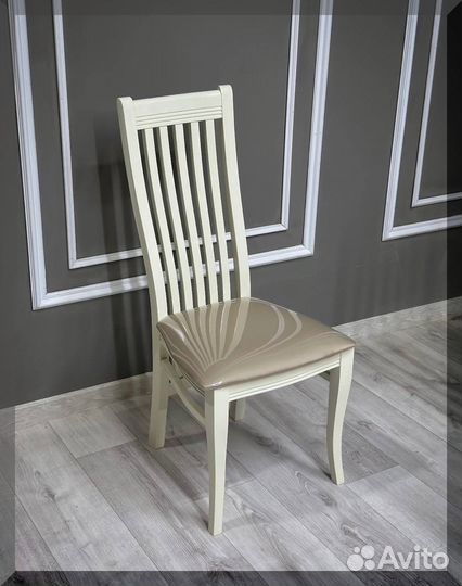 Раскладной стол и стулья из натурального дерева