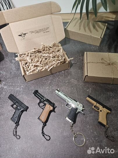 Подарочный набор брелки пистолеты 4 штуки