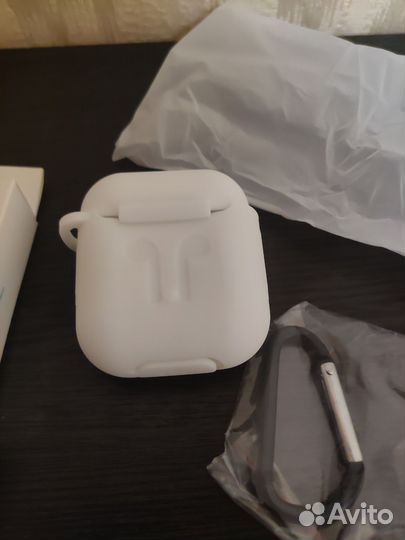 Чехол для airpods Новый белый с карабином