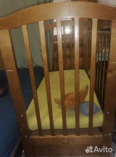 Детская кроватка с маятником и ящиком