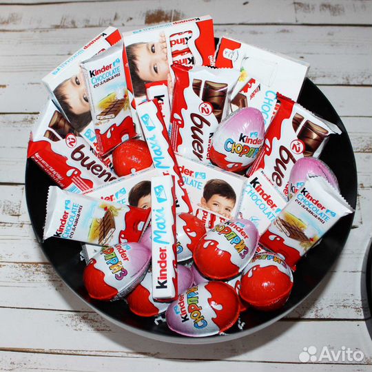 Большой киндер-сюрприз (черный) с наполнением