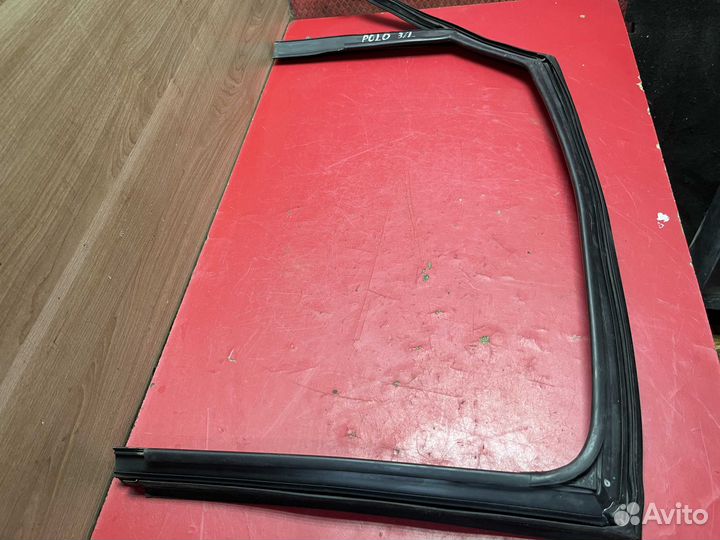 Уплотнитель стекла задней двери Volkswagen Polo (6