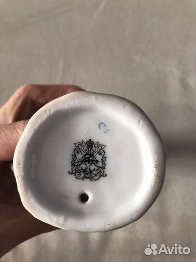 Статуэтка девочка с корзиной цветов