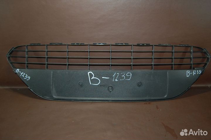 Решетка в бампер центральная - Ford Focus II