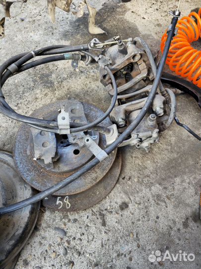 Задние тормозные супорта с дисками Toyota Vitz 90