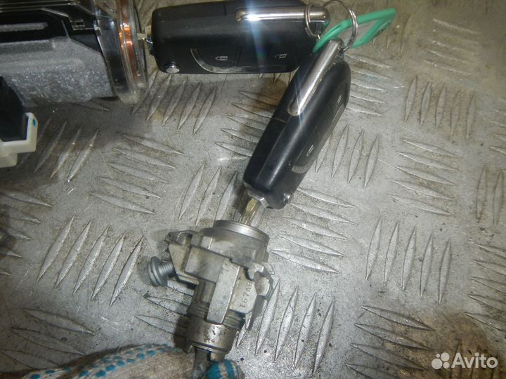 Замок зажигания Toyota RAV4