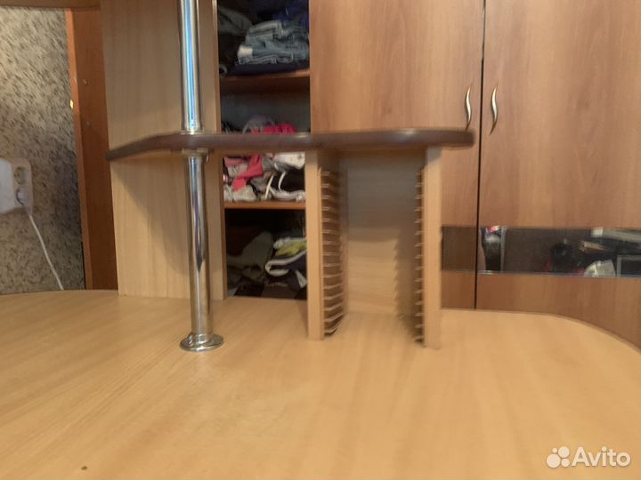 Угловой компьютерный стол