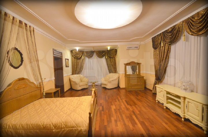 Коттедж 840 м² на участке 30 сот.