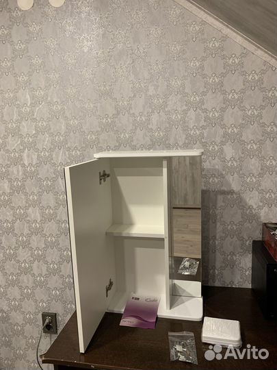 Шкафчик с зеркалом в ванную