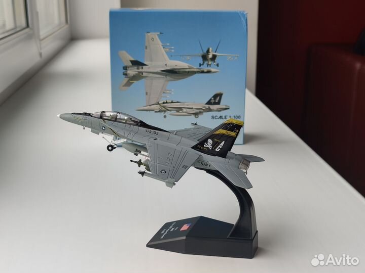 Военный самолет McDonnell Douglas F/A-18 Hornet