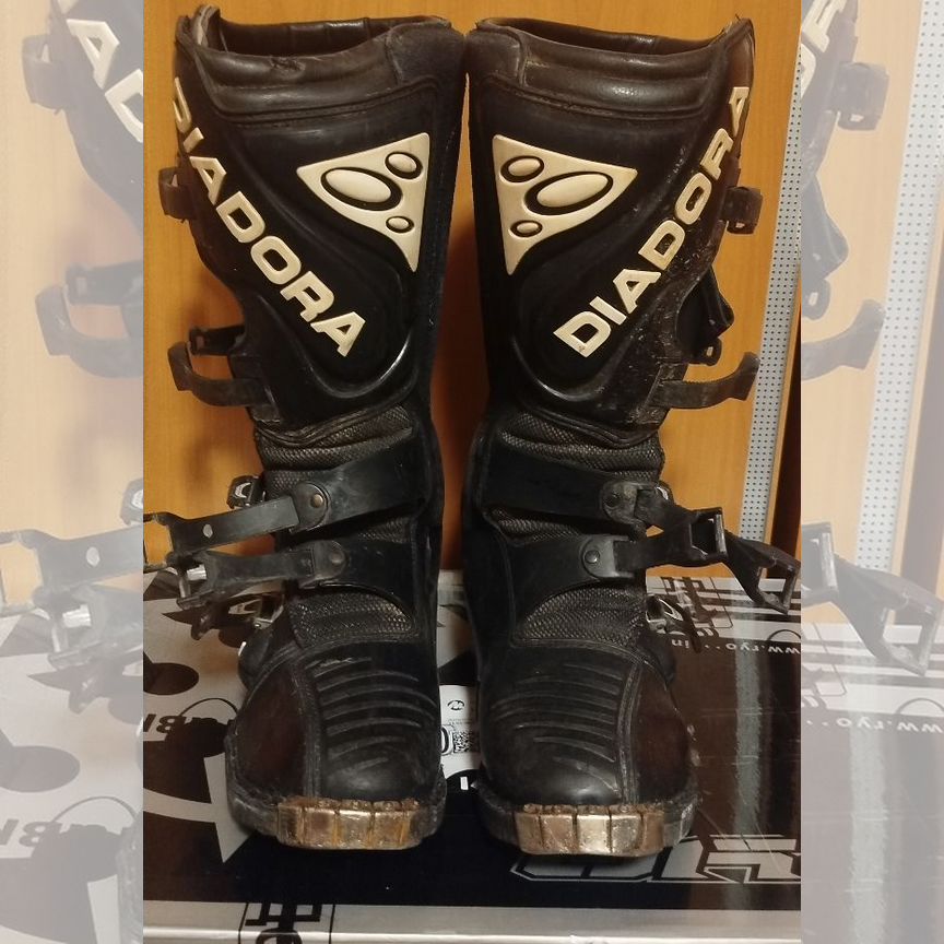 diadora - Купить мотошлемы, мотоботы и мотоперчатки во всех